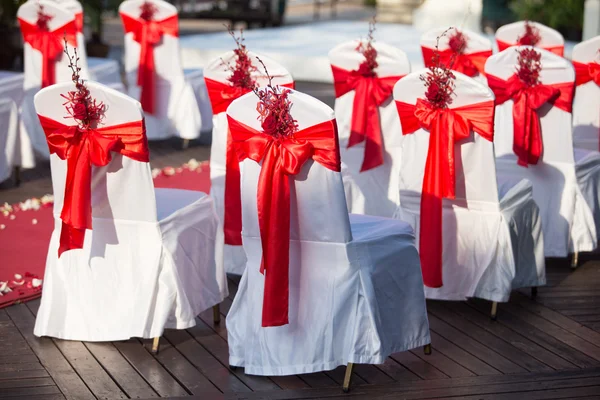 Esküvői székek díszített vörös rózsa — Stock Fotó