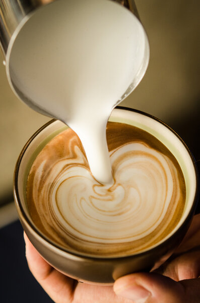 искусство латте с молоком
