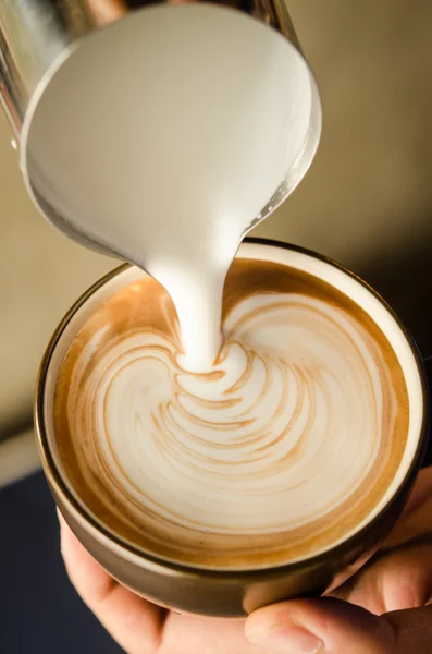 Kaffee Latte Art mit Milch — Stockfoto