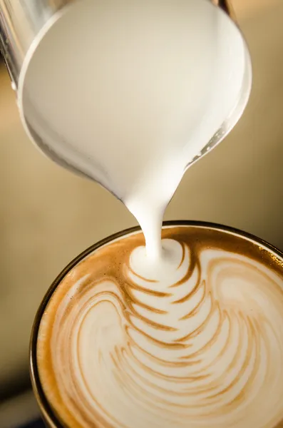 Káva latte umění s mlékem — Stock fotografie
