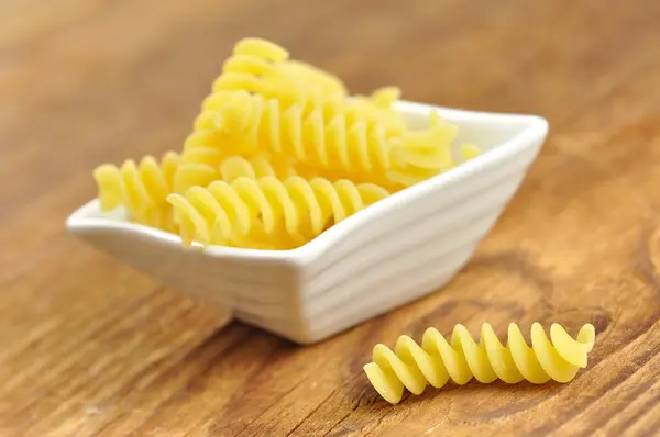 Ungekochte Fusilli, italienische Pasta, Nahaufnahme — Stockfoto