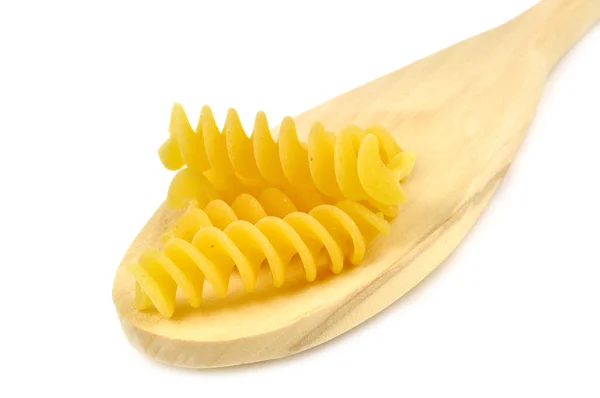 Fusilli sin cocer sobre una cuchara de madera, pasta italiana — Foto de Stock