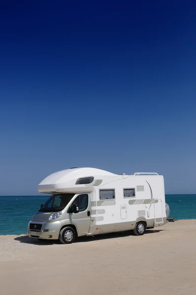 Kamper van na plaży — Zdjęcie stockowe