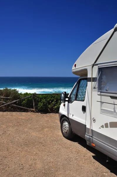 Kamper van na plaży — Zdjęcie stockowe
