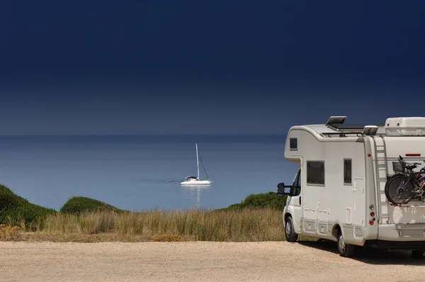 Van campista na praia — Fotografia de Stock