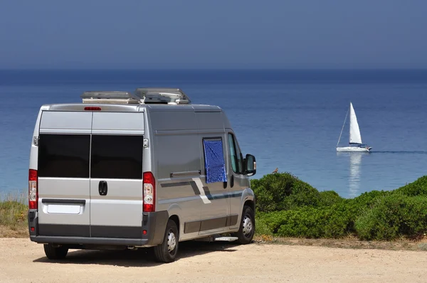 Camper op het strand — Stockfoto