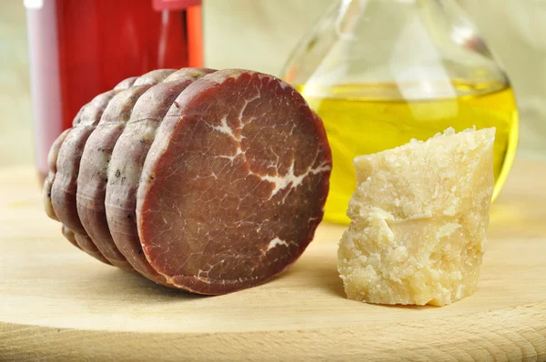 Bresaola 的 valtellina、 奶酪、 橄榄油和葡萄酒瓶 — 图库照片