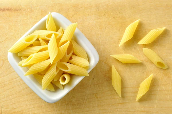 Varios penne pasta en un tazón pequeño — Foto de Stock