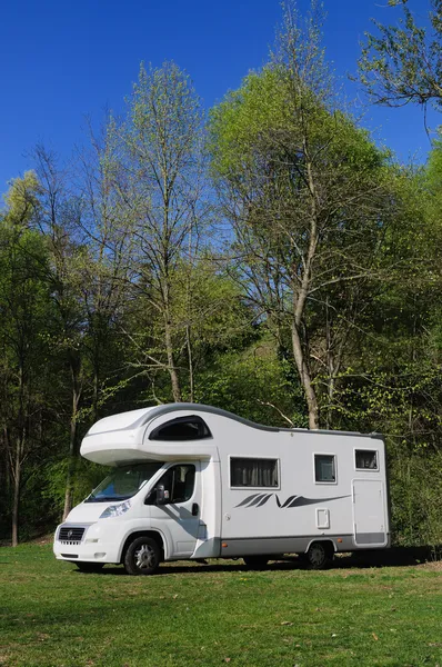 Camper van estacionado em um campo — Fotografia de Stock