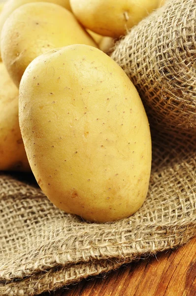 Rå potatis i jute säck, närbild — Stockfoto