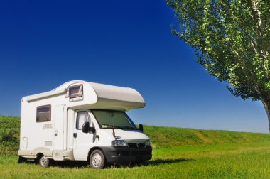 kırsal bölgede park camper