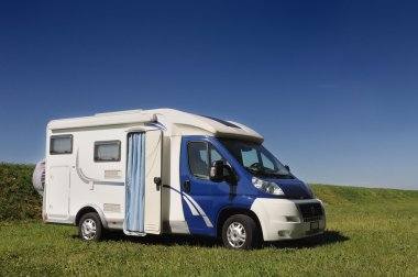 kırsal bölgede park camper