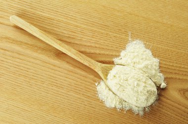 üzerine bir tahta kaşık un