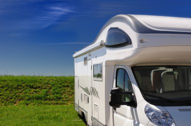kırsal bölgede park camper