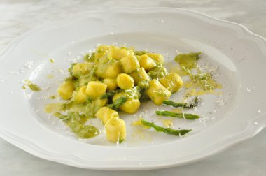 gnocchi kuşkonmaz, zeytinyağı ve parmesan ile