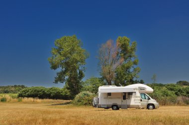 kırsal bölgede park camper