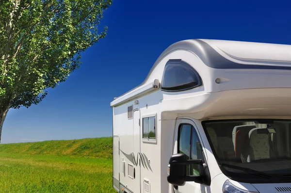Camper parked on the bank of the swamp — Stock Photo, Image