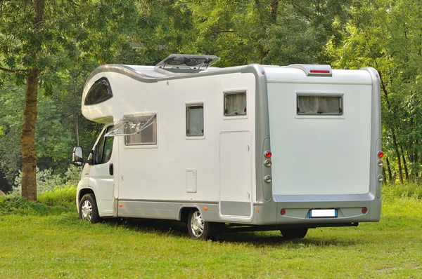 Husbil parkerad på landsbygden — Stockfoto