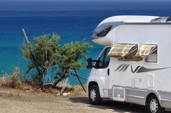 Camper zaparkowany na plaży — Zdjęcie stockowe