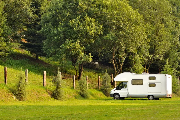 Camper estacionado en el campo —  Fotos de Stock