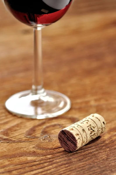 Cork and glass of Italian red wine — Stock Photo, Image