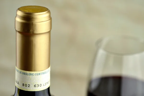 Bicchiere e bottiglia di pregiato vino rosso italiano, primo piano — Foto Stock