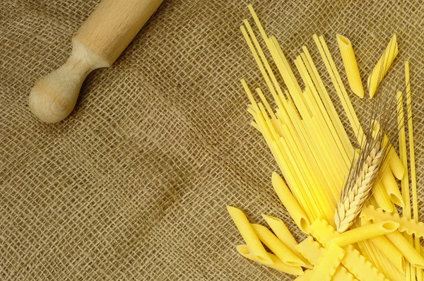 Linguine, penne en reginette, Italiaanse pasta — Stockfoto