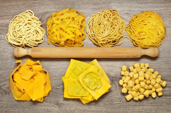 Triumf av färsk pasta tillverkas för hand — Stockfoto