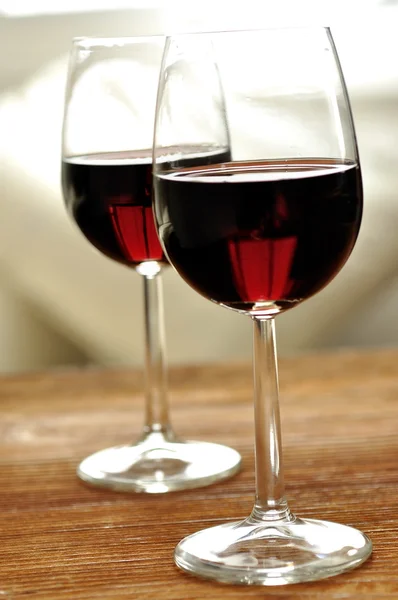 Twee glazen van fijne Italiaanse Rode wijn op een tafel in eik — Stockfoto