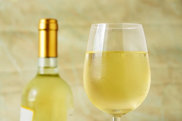 Glas en fles fijne Italiaanse witte wijn, close-up — Stockfoto