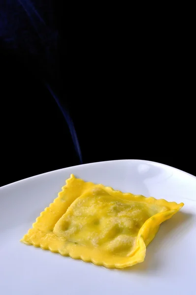 Stomen tortellini gevuld met ricotta en spinazie — Stockfoto