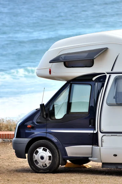 Camper zaparkowany na plaży — Zdjęcie stockowe