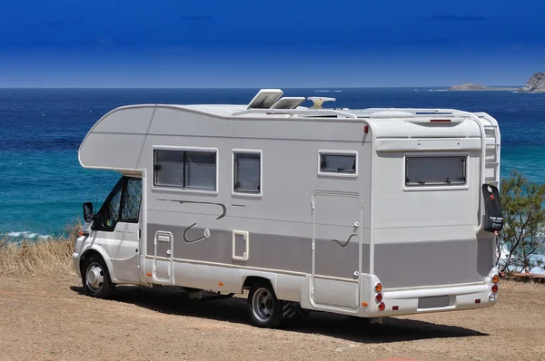 Camper geparkeerd op het strand — Stockfoto