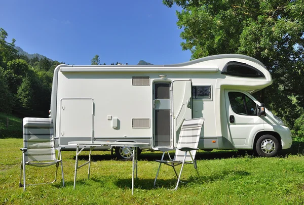 Camper geparkeerd op het platteland — Stockfoto