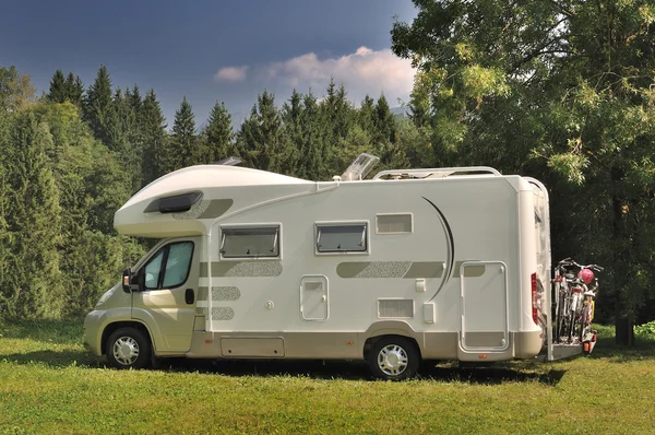 Camper geparkeerd op het platteland — Stockfoto