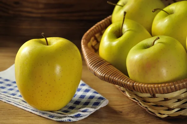 Złote jabłka typowe trentino alto Adige, Włochy — Zdjęcie stockowe
