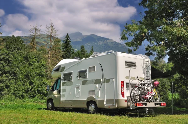 Camper geparkeerd op het platteland — Stockfoto