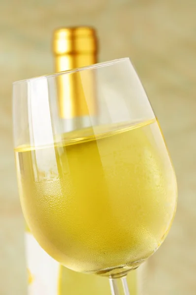 Glas und Flasche feinen italienischen Weißwein, Nahaufnahme — Stockfoto