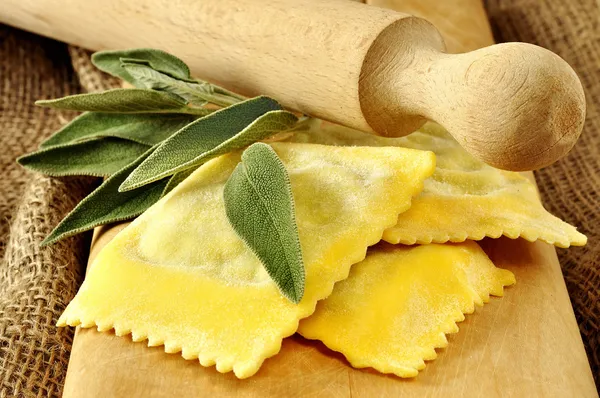 Ravioli cheio de espinafre e ricota — Fotografia de Stock