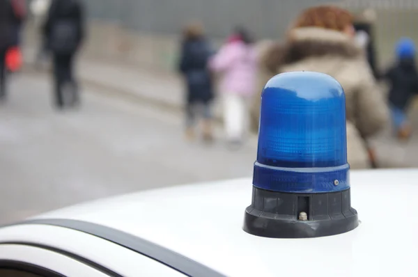 Vehículo de policía local fuera de la escuela — Foto de Stock