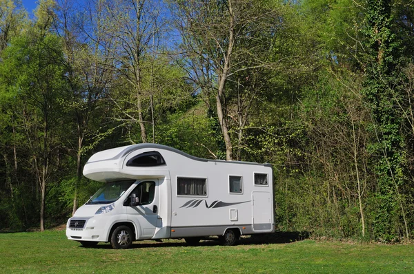 Camper parked in the countryside — Stock Photo, Image