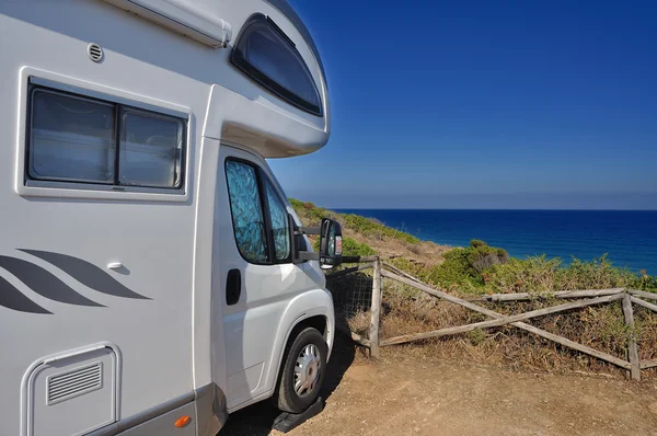 Camper parked on the beach — Stock Photo, Image