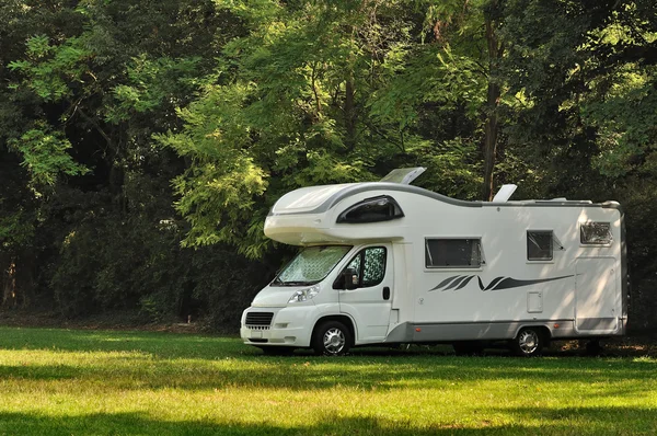 Camper estacionado no campo — Fotografia de Stock