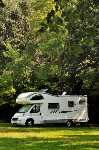 Camper geparkeerd op het platteland — Stockfoto