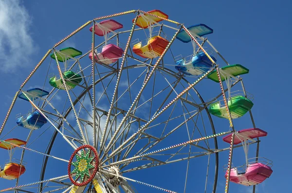 Noria en parque de atracciones — Foto de Stock