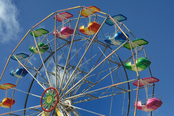 колесо обозрения в парке развлечений