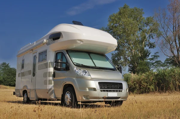 Camper estacionado no campo — Fotografia de Stock