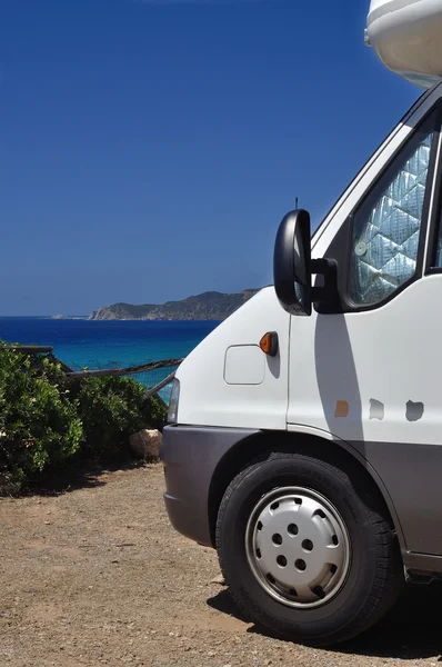 Camper zaparkowany na plaży — Zdjęcie stockowe