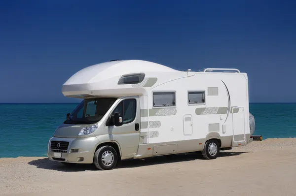 Wohnmobil am Strand geparkt — Stockfoto