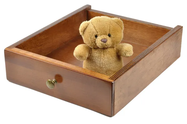 在一个木制的抽屉里的玩具熊 — 图库照片
